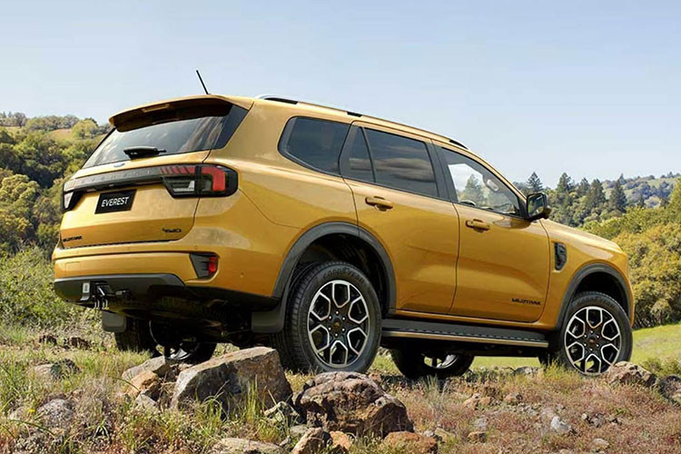 Tại thị trường Thái Lan, Ford Everest Wildtrak 2023 có 6 màu sắc là đen, bạc, xám, trắng, vàng và cam. Trong đó, 3 màu trắng, vàng và cam có giá 12.000 Baht (khoảng 8 triệu đồng).