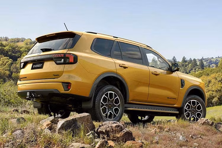 Tại thị trường Thái Lan, Ford Everest Wildtrak 2023 có 6 màu sắc là đen, bạc, xám, trắng, vàng và cam. Trong đó, 3 màu trắng, vàng và cam có giá 12.000 Baht (khoảng 8 triệu đồng).