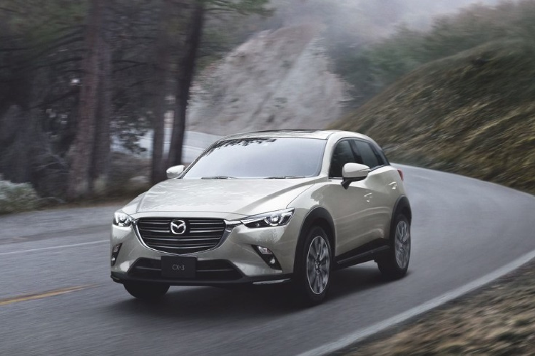 Tại Việt Nam Mazda CX-3 được phân phân phối chính hãng 3 phiên bản gồm: 1.5 Deluxe, 1.5 Luxury và 1.5 Premium. Các phiên bản đều dùng chung động cơ xăng SkyActiv-G 1,5 lít công suất 110 mã lực, mô-men xoắn cực đại 144 Nm. Hộp số tự động 6 cấp. Xe có công nghệ kiểm soát gia tốc GVC và ngắt động cơ tạm thời i-stop.
