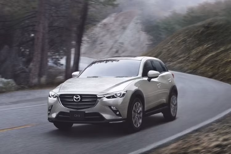 Tại Việt Nam Mazda CX-3 được phân phân phối chính hãng 3 phiên bản gồm: 1.5 Deluxe, 1.5 Luxury và 1.5 Premium. Các phiên bản đều dùng chung động cơ xăng SkyActiv-G 1,5 lít công suất 110 mã lực, mô-men xoắn cực đại 144 Nm. Hộp số tự động 6 cấp. Xe có công nghệ kiểm soát gia tốc GVC và ngắt động cơ tạm thời i-stop.