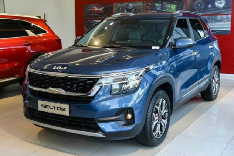 Hiện mẫu xe này đang được phân phối với 7 phiên bản, với 2 tùy chọn động cơ. Thứ nhất là động cơ 1.6L Kappa MPI đi cùng hộp số tự động 6 cấp, sản sinh công suất tối đa 128 mã lực và mô men xoắn đạt 157 Nm. Thứ hai là động cơ 1.4 T-GDI cùng hộp số ly hợp kép 7 cấp kết hợp, cho sức mạnh 138 mã lực và mô-men xoắn cực đại 242 Nm. Đi kèm với đó là 3 chế độ lái, mang đến cảm giác vận hành ấn tượng.