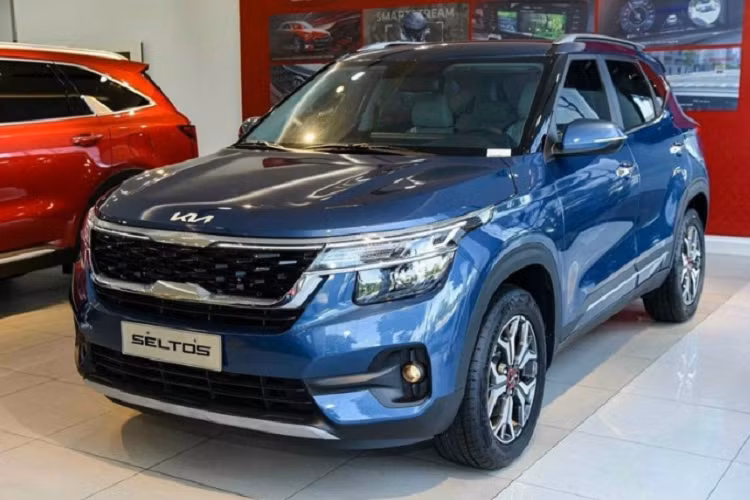 Hiện mẫu xe này đang được phân phối với 7 phiên bản, với 2 tùy chọn động cơ. Thứ nhất là động cơ 1.6L Kappa MPI đi cùng hộp số tự động 6 cấp, sản sinh công suất tối đa 128 mã lực và mô men xoắn đạt 157 Nm. Thứ hai là động cơ 1.4 T-GDI cùng hộp số ly hợp kép 7 cấp kết hợp, cho sức mạnh 138 mã lực và mô-men xoắn cực đại 242 Nm. Đi kèm với đó là 3 chế độ lái, mang đến cảm giác vận hành ấn tượng.