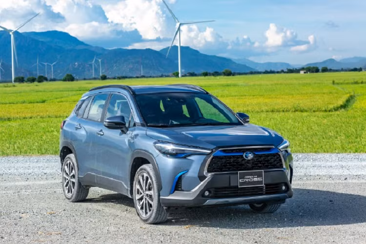 Cung cấp sức mạnh cho Toyota Corolla Cross là 2 tuỳ chọn động cơ: Động cơ xăng 1.8L cho công suất tối đa 138 mã lực, mô men xoắn tối đa 172 Nm. Động cơ hybrid kết hợp động cơ xăng 1.8L 2ZR-FE 4 xy lanh thẳng hàng công suất cực đại 138 mã lực tại 6.400 vòng/phút, mô men xoắn cực đại 172Nm tại 4.000 vòng/phút và động cơ điện công suất tối đa 53 mã lực, mô men xoắn tối đa 163Nm. Cả hai tuỳ chọn động cơ trên đều đi kèm hộp số tự động vô cấp CVT.