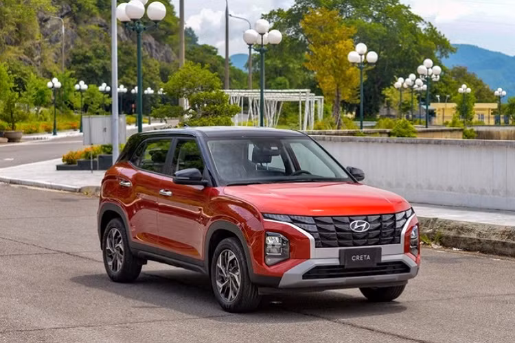 Cung cấp sức mạnh cho Hyundai Creta là khối động cơ 1.5L, cho công suất 113 mã lực và mô-men xoắn 144 Nm, kết hợp hộp số tự động vô cấp CVT và hệ dẫn động cầu trước. Xe sở hữu hàng loạt tính năng hỗ trợ lái an toàn tiên tiến như: ABS, EBD, BA, cân bằng điện tử, hỗ trợ khởi hành ngang dốc, kiểm soát lực kéo, cảm biến áp suất lốp, hỗ trợ tránh va chạm với người đi bộ, tránh va chạm phía sau, cảnh báo điểm mù, hỗ trợ giữ làn đường và 6 túi khí…