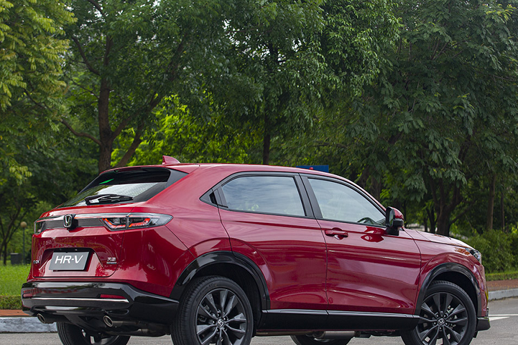 Năm 2022 vừa qua, Honda HR-V tiếp tục ra mắt thế hệ mới với diện mạo được “lột xác” nhưng doanh số vẫn chưa thực sự bứt phá, giá cả vẫn là rào cản giữa mẫu xe này và khách hàng.. Các phiên bản đều được trang bị động cơ tăng áp 1.5L VTEC Turbo, sản sinh công suất cực đại 174 mã lực và mô men xoắn cực đại 240 Nm.
