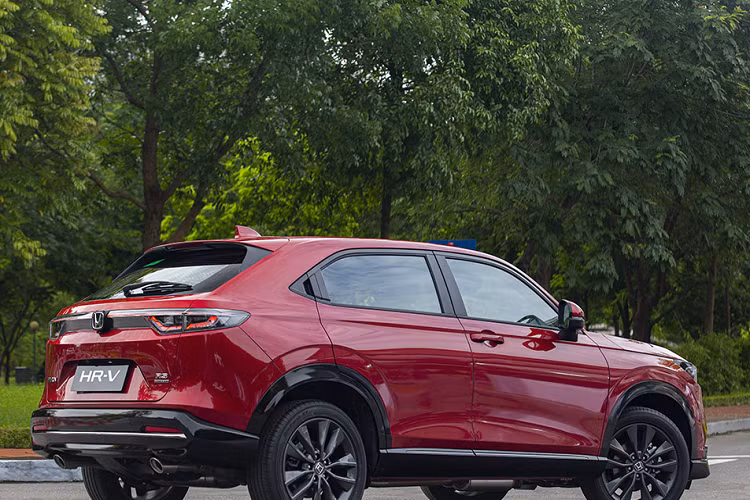 Năm 2022 vừa qua, Honda HR-V tiếp tục ra mắt thế hệ mới với diện mạo được “lột xác” nhưng doanh số vẫn chưa thực sự bứt phá, giá cả vẫn là rào cản giữa mẫu xe này và khách hàng.. Các phiên bản đều được trang bị động cơ tăng áp 1.5L VTEC Turbo, sản sinh công suất cực đại 174 mã lực và mô men xoắn cực đại 240 Nm.