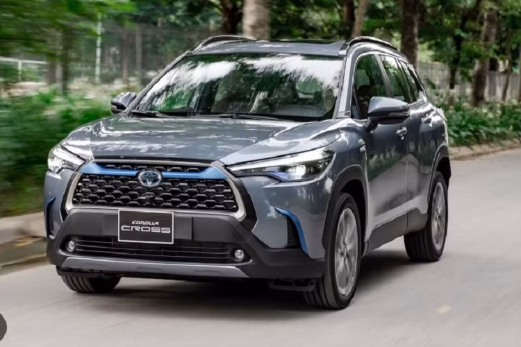 Toyota Corolla Cross Kết thúc tháng 7/2023, Toyota Corolla Cross ghi nhận doanh số đạt 1.125 xe, tăng tới 88% so với tháng trước (600 chiếc). Kết quả này giúp Corolla Cross “chễm trệ” ở vị trí đầu bảng trong phân khúc CUV cỡ B tại Việt Nam và xếp thứ 6 trong top 10 xe bán chạy nhất tháng. Tổng cộng 7 tháng đầu năm, Toyota Corolla Cross bán được 7.466 chiếc. Corolla Cross là mẫu xe được đánh giá cao về thiết kế. Xe sở hữu phong cách trẻ trung hiện đại nhưng vẫn mang đến cảm giác chắc chắn đậm chất Toyota.