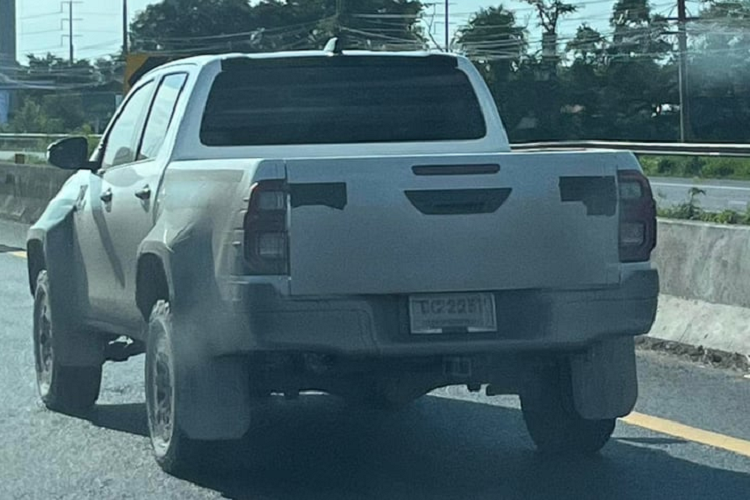 Hệ thống treo Toyota Hilux Rogue cũng được nâng cấp. Phía treo trước sử dụng thiết kế tay đòn kép, thanh cân bằng và ống giảm chấn. Trong khi, treo sau được nâng cấp giảm xóc và lá nhíp mới. Điều này giúp cải thiện độ ổn định vào cua lên đến 20%. Ngoài ra, phanh tang trống phía sau cũng được thay thế bởi phanh đĩa.