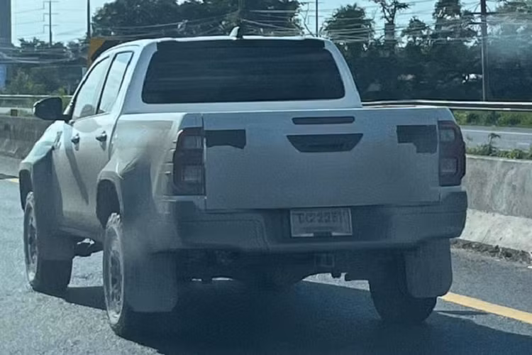 Hệ thống treo Toyota Hilux Rogue cũng được nâng cấp. Phía treo trước sử dụng thiết kế tay đòn kép, thanh cân bằng và ống giảm chấn. Trong khi, treo sau được nâng cấp giảm xóc và lá nhíp mới. Điều này giúp cải thiện độ ổn định vào cua lên đến 20%. Ngoài ra, phanh tang trống phía sau cũng được thay thế bởi phanh đĩa.