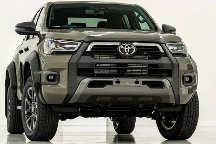 Trước Toyota Hilux REVO, mẫu Toyota Hilux Rogue với những nâng cấp vượt trôi, từng được kỳ vọng sẽ cạnh tranh với Ford Ranger Raptor. Mẫu xe này có chiều rộng cơ sở tăng thêm 40 mm, cũng như thiết kế ốp đèn sương mù mới liền khối với ốp cua bánh, làm tăng chiều rộng tổng thể lên đến 140 mm.