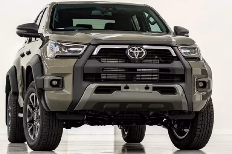 Trước Toyota Hilux REVO, mẫu Toyota Hilux Rogue với những nâng cấp vượt trôi, từng được kỳ vọng sẽ cạnh tranh với Ford Ranger Raptor. Mẫu xe này có chiều rộng cơ sở tăng thêm 40 mm, cũng như thiết kế ốp đèn sương mù mới liền khối với ốp cua bánh, làm tăng chiều rộng tổng thể lên đến 140 mm.