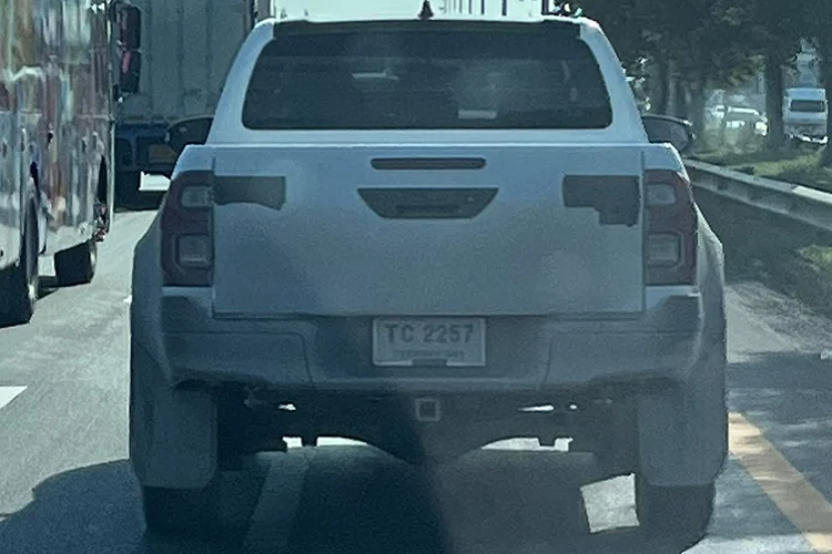 Phanh đĩa trước cũng có đường kính tăng thêm 25 mm và đạt mức 432 mm.Tuy nhiên đếu đặt Toyota Hilux REVO và Hilux Rogue cạnh nhau, mẫu xe đang thử nghiệm tại Thái Lan có phong cách thiết kế khác biệt. Phía trước sẽ sử dụng kiểu ca lăng tổ ong cũng như cản trước cũng được tạo hình mới.