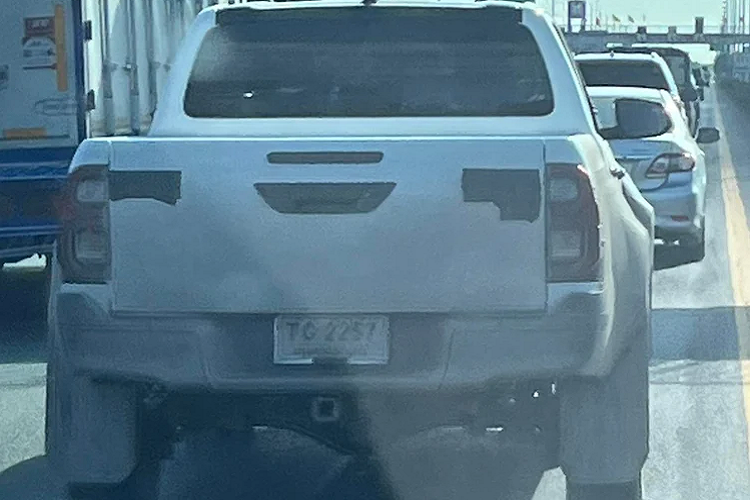 Đặc biệt cụm đèn sương mù cũng được đặt cao hơn bình thường, nhấn mạnh phong cách xe off-road tương tự Ford Ranger Raptor. Theo chủ nhân những bức ảnh chụp được, động cơ Toyota Hilux REVO sẽ là một trong số những dòng động cơ diesel mạnh nhất của Toyota.