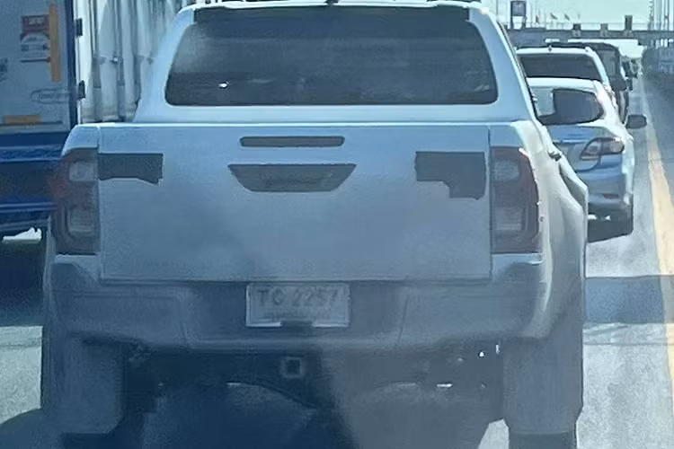 Đặc biệt cụm đèn sương mù cũng được đặt cao hơn bình thường, nhấn mạnh phong cách xe off-road tương tự Ford Ranger Raptor. Theo chủ nhân những bức ảnh chụp được, động cơ Toyota Hilux REVO sẽ là một trong số những dòng động cơ diesel mạnh nhất của Toyota.