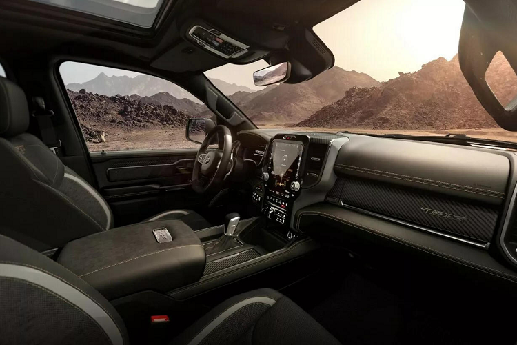 Di chuyển vào bên trong, khách hàng sẽ nhận được hiệu ứng đặc biệt trên màn hình khi khởi động xe, đường chỉ khâu Patina có màu tương phản với da bọc nội thất và logo “TRX” ở tựa lưng. Ngoài ra còn có các tấm ốp cửa bằng da lộn Triaxle, huy hiệu Satin Titanium TRX ở táp-lô phía hành khách và “huy hiệu siêu cao cấp hiển thị số phiên bản” nằm trên bảng điều khiển trung tâm.