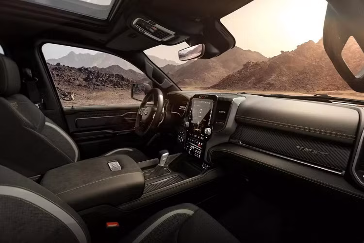 Di chuyển vào bên trong, khách hàng sẽ nhận được hiệu ứng đặc biệt trên màn hình khi khởi động xe, đường chỉ khâu Patina có màu tương phản với da bọc nội thất và logo “TRX” ở tựa lưng. Ngoài ra còn có các tấm ốp cửa bằng da lộn Triaxle, huy hiệu Satin Titanium TRX ở táp-lô phía hành khách và “huy hiệu siêu cao cấp hiển thị số phiên bản” nằm trên bảng điều khiển trung tâm.