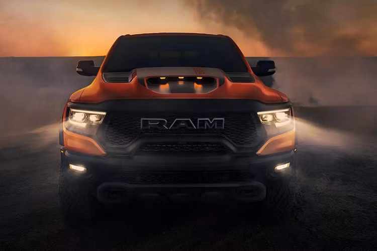 Những điểm nổi bật khác bao gồm các tấm trang trí bằng sợi carbon mờ, hệ thống âm thanh cao cấp Harman Kardon 19 loa, gương chiếu hậu kỹ thuật số và màn hình HUD trên kính lái.