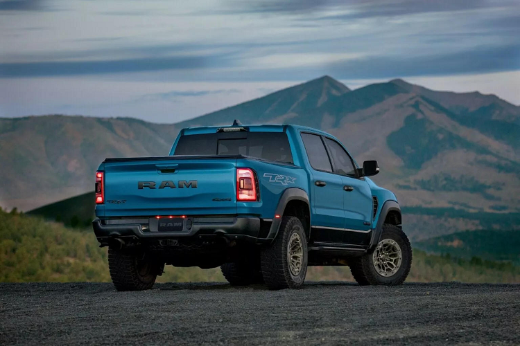 Ram 1500 TRX Final Edition 2023 mới được cung cấp tổng cộng 8 lựa chọn về màu sơn ngoại thất, bao gồm 3 màu độc quyền chỉ có ở bản đặc biệt này là đỏ Delmonico Red, xanh Night Edge Blue và vàng đồng Harvest Sunrise. Bộ mâm kiểu beadlock của xe được hoàn thiện với màu Satin Titanium.