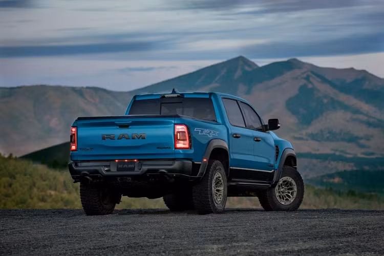 Ram 1500 TRX Final Edition 2023 mới được cung cấp tổng cộng 8 lựa chọn về màu sơn ngoại thất, bao gồm 3 màu độc quyền chỉ có ở bản đặc biệt này là đỏ Delmonico Red, xanh Night Edge Blue và vàng đồng Harvest Sunrise. Bộ mâm kiểu beadlock của xe được hoàn thiện với màu Satin Titanium.