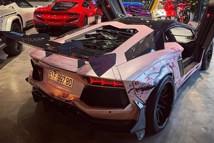 Mới đây, 1 người chuyên mua bán xe cũ ở Hà Nội đã rao bán chiếc siêu xe Lamborghini Aventador Limited Edition 50 hơn 22 tỷ đồng, trong đó, chắc chắn người mua sẽ sở hữu luôn gói độ 3 tỷ đồng theo xe. Hiện chưa rõ có đại gia nào thấy hấp dẫn trước vẻ đẹp của chiếc Lamborghini Aventador Limited Edition 50 này hay chưa.