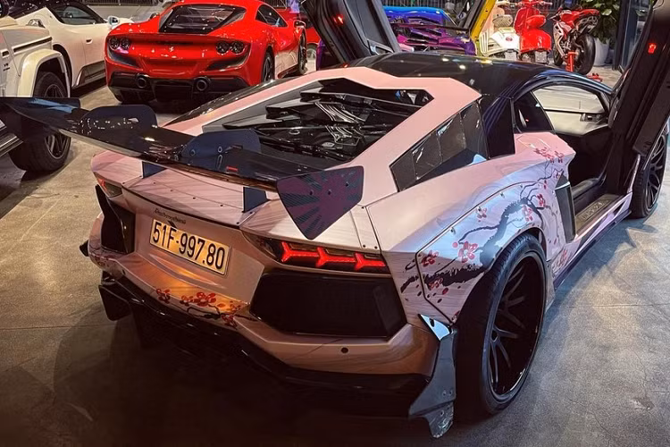 Mới đây, 1 người chuyên mua bán xe cũ ở Hà Nội đã rao bán chiếc siêu xe Lamborghini Aventador Limited Edition 50 hơn 22 tỷ đồng, trong đó, chắc chắn người mua sẽ sở hữu luôn gói độ 3 tỷ đồng theo xe. Hiện chưa rõ có đại gia nào thấy hấp dẫn trước vẻ đẹp của chiếc Lamborghini Aventador Limited Edition 50 này hay chưa.