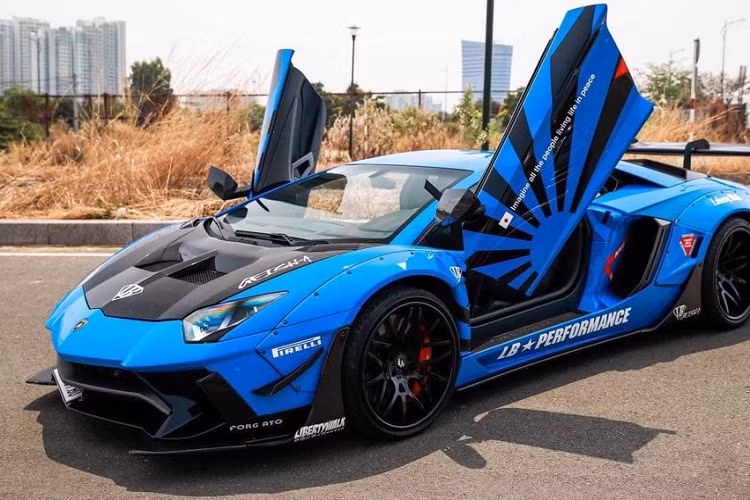 1 trong 4 chiếc Lamborghini Aventador đang được chào bán nổi lên 1 cái tên khá hot, đó chính là 1 trong 50 chiếc siêu xe Lamborghini Aventador LP700-4 được hãng độ Liberty Walk tạo ra thông qua việc bán body kit mang tên gọi Limited Edition 50. Được biết, chủ nhân đầu tiên của xe đã tốn 3 tỷ đồng cho gói độ này, 1 số tiền khá khủng.