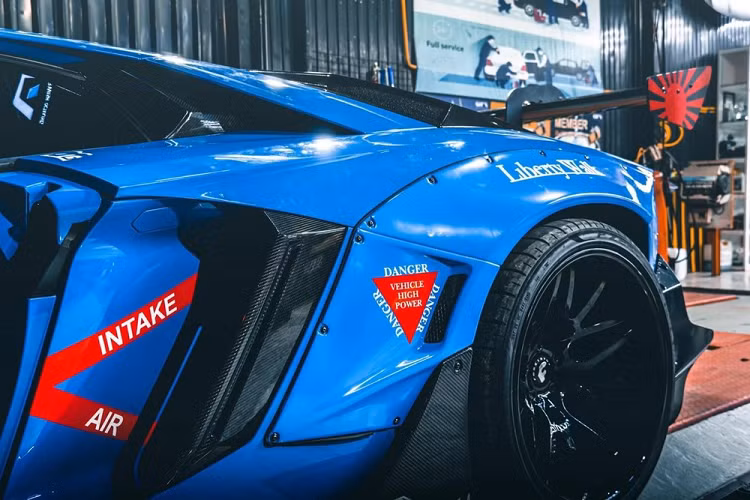 So với bản tiêu chuẩn, hãng độ Liberty Walk đã mang đến ngoại hình hiếu chiến hơn cho Lamborghini Aventador Limited Edition 50 nhờ bộ body kit thân rộng đặc trưng của thương hiệu, với các vòm bánh xe rộng được cố định bằng đinh tán, cánh gió đuôi khổng lồ, nắp capô carbon mới cùng việc thêm rất nhiều chi tiết carbon cho ngoại thất.