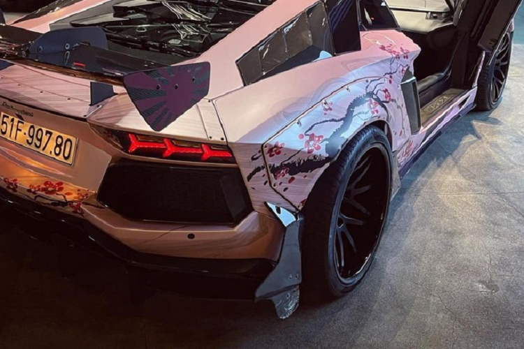 Nguyên bản, siêu xe Lamborghini Aventador LP700-4 sử dụng khối động cơ V12, dung tích 6.5 lít, sản sinh công suất tối đa 700 mã lực và mô-men xoắn cực đại 690 Nm.