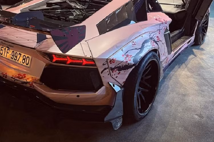 Nguyên bản, siêu xe Lamborghini Aventador LP700-4 sử dụng khối động cơ V12, dung tích 6.5 lít, sản sinh công suất tối đa 700 mã lực và mô-men xoắn cực đại 690 Nm.