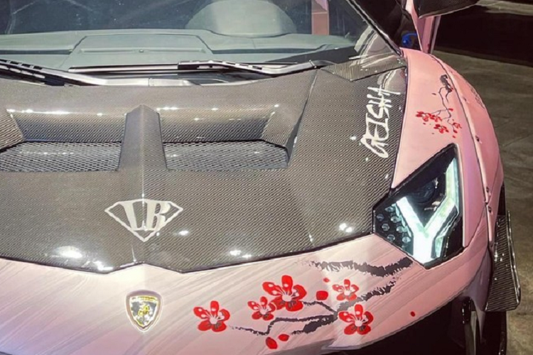 Sức mạnh được truyền tới cả bốn bánh thông qua hộp số tự động 7 cấp ISR, nhờ đó, siêu xe Lamborghini Aventador LP700-4 bản độ Liberty Walk giới hạn độc nhất Việt Nam đang được chào bán trên 22 tỷ đồng có thể tăng tốc từ vị trí xuất phát lên 100 km/h trong thời gian 2,9 giây trước khi đạt vận tốc tối đa 349 km/h.