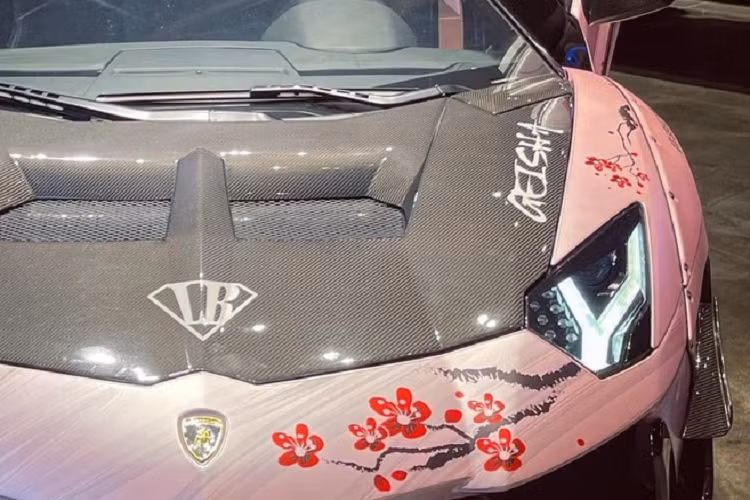 Sức mạnh được truyền tới cả bốn bánh thông qua hộp số tự động 7 cấp ISR, nhờ đó, siêu xe Lamborghini Aventador LP700-4 bản độ Liberty Walk giới hạn độc nhất Việt Nam đang được chào bán trên 22 tỷ đồng có thể tăng tốc từ vị trí xuất phát lên 100 km/h trong thời gian 2,9 giây trước khi đạt vận tốc tối đa 349 km/h.