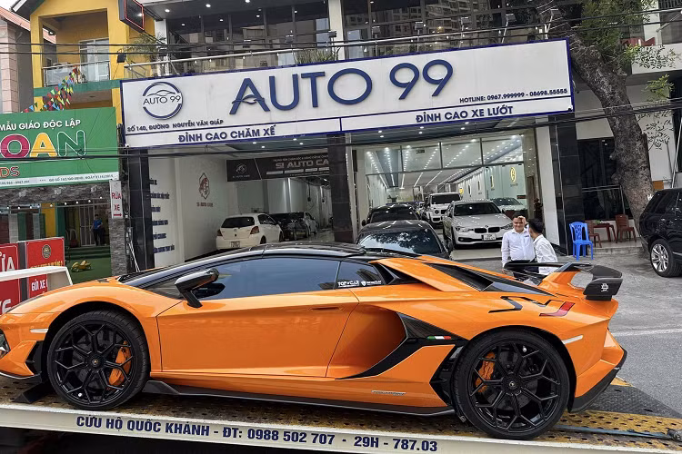Giờ đây, để nhập Aventador SVJ Roadster về nước là khá khó khăn và nếu được, khách phải chờ gần 1 năm, chưa kể giá xe Lamborghini Aventador SVJ Roadster ở nước ngoài cũng đã tăng mạnh so với con số 13,2 tỷ đồng cách đây 4 năm. Chiếc Lamborghini Aventador SVJ Roadster được rao bán chỉ có đồng hồ công tơ mét khoảng 5.000 km.
