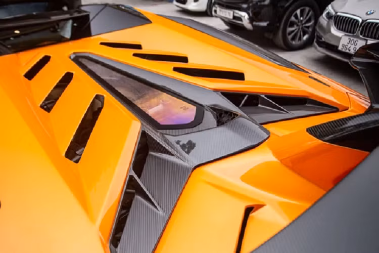 Đáng quan tâm là đã có ít nhất 2 trong số 800 xe Lamborghini Aventador SVJ Roadster về Việt Nam, trong khi xe đầu tiên mang màu vàng rất kín tiếng thì chiếc thứ 2, sở hữu tông màu cam rực rỡ lại rất hay được chủ nhân cho mang ra tắm nắng ngoài đường cũng như xuất hiện nhan nhãn trên các trang mạng xã hội.