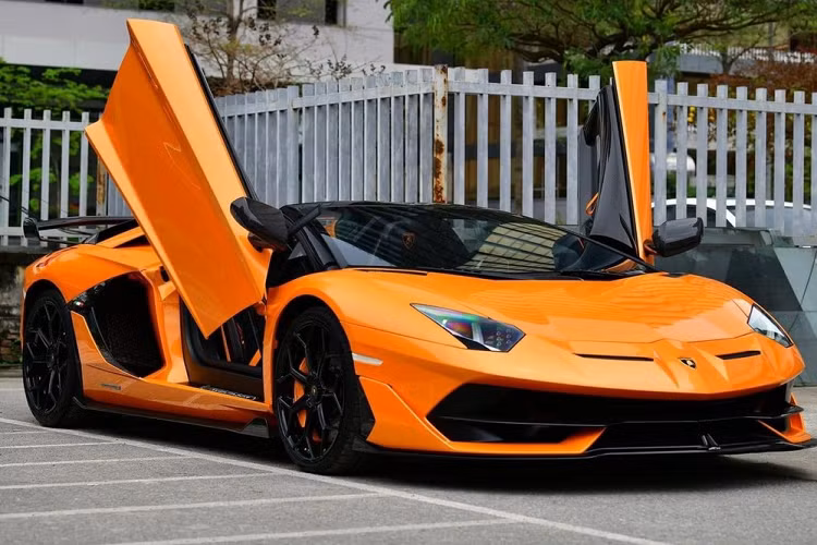 Được biết, chỉ mới về nước được 15 tháng nhưng chiếc siêu xe mui trần Lamborghini Aventador SVJ Roadster màu cam đã qua 2 lần "đò", chủ nhân đầu tiên của xe là 1 đại gia kín tiếng, chỉ biết anh hay lái chiếc xe Lamborghini Aventador SVJ mui trần dạo các con đường ở Sài thành, xe được nhập về nước và thông quan vào tháng 12 năm 2021, ngay lập tức siêu bò đã được cho lăn bánh Sài thành.