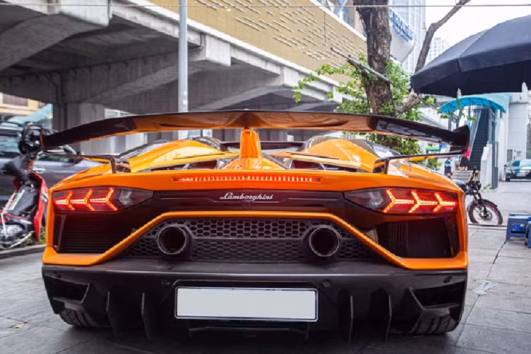 Sự có mặt của Lamborghini Aventador SVJ Roadster càng làm tăng sự đẳng cấp cho công ty nhập khẩu tư nhân này, tuy nhiên, thời điểm tậu xe về, đại gia 9X chỉ muốn trải nghiệm, chưa có ý bán. Mãi đến nay, chiếc siêu xe Lamborghini Aventador SVJ Roadster màu cam mới xuất hiện dày đặc trên các trang mua bán xe cũ.