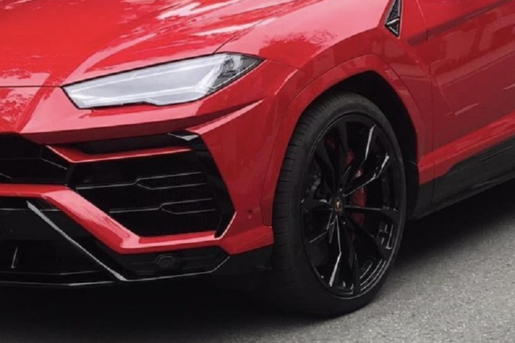 Ước tính giá lăn bánh Lamborghini Urus mang bộ áo Rosso Mars phải trên 21 tỷ đồng. Hiện tại Việt Nam đã ghi nhận có trên 15 xe Lamborghini Urus về nước, 2/3 trong số đó được nhập khẩu chính hãng và sắp tới đây, 2 phiên bản Lamborghini Urus S cùng Lamborghini Urus Performante cũng hứa hẹn sẽ sớm được mang về nước để phục vụ các đại gia Việt.