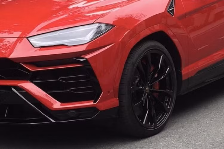 Ước tính giá lăn bánh Lamborghini Urus mang bộ áo Rosso Mars phải trên 21 tỷ đồng. Hiện tại Việt Nam đã ghi nhận có trên 15 xe Lamborghini Urus về nước, 2/3 trong số đó được nhập khẩu chính hãng và sắp tới đây, 2 phiên bản Lamborghini Urus S cùng Lamborghini Urus Performante cũng hứa hẹn sẽ sớm được mang về nước để phục vụ các đại gia Việt.