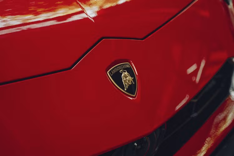 Siêu SUV Lamborghini Urus được trang bị động cơ xăng V8, dung tích 4.0 lít, tăng áp kép, sản sinh công suất tối đa 641 mã lực và mô-men xoắn cực đại 850 Nm. Lúc ra mắt, Urus từng là chiếc xe SUV nhanh, mạnh nhất thế giới, hiện tại, danh hiệu này đã bị Ferrari Purosangue cũng như Aston Martin DBX 707 đã có ít nhất 2 chiếc về Việt Nam thâu tóm.