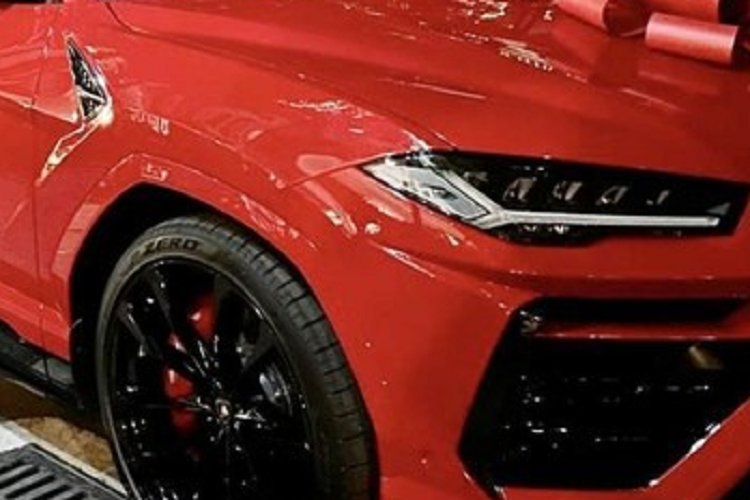 Dù nhập cuộc chơi xe Lamborghini Urus tại Việt Nam khá trễ nhưng doanh nhân đến từ Lâm Đồng cũng đã gây sự chú ý khi chọn cho chiếc siêu xe gầm cao đầu tiên của hãng xe Lamborghini bộ áo Rosso Mars, hiện đây là chiếc xe Urus duy nhất ở Việt Nam sở hữu màu đỏ nói chung và mã màu Rosso Mars nói riêng.