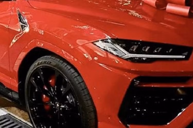Dù nhập cuộc chơi xe Lamborghini Urus tại Việt Nam khá trễ nhưng doanh nhân đến từ Lâm Đồng cũng đã gây sự chú ý khi chọn cho chiếc siêu xe gầm cao đầu tiên của hãng xe Lamborghini bộ áo Rosso Mars, hiện đây là chiếc xe Urus duy nhất ở Việt Nam sở hữu màu đỏ nói chung và mã màu Rosso Mars nói riêng.