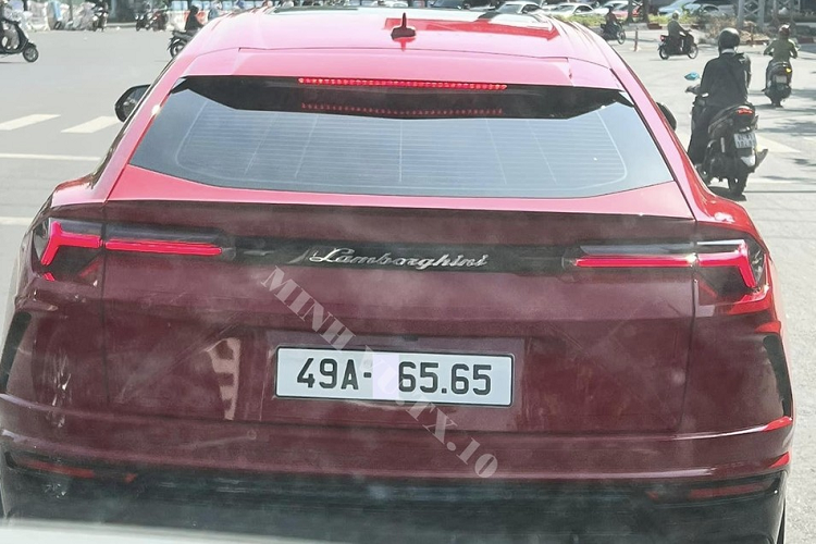 Sau vài tháng, chiếc siêu SUV Lamborghini Urus này cũng đã hoàn thành xong các thủ tục lăn bánh và chủ nhân là 1 người rất kín tiếng dù sở hữu kha khá siêu xe tại Việt Nam. Một số hình ảnh lan truyền trên mạng xã hội cho thấy, chiếc siêu SUV Lamborghini Urus màu đỏ này đã được đóng "hộ khẩu" số 49 của tỉnh Lâm Đồng. Như vậy, đại gia Lâm Đồng đã tậu Lamborghini Urus màu đỏ độc nhất Việt Nam.