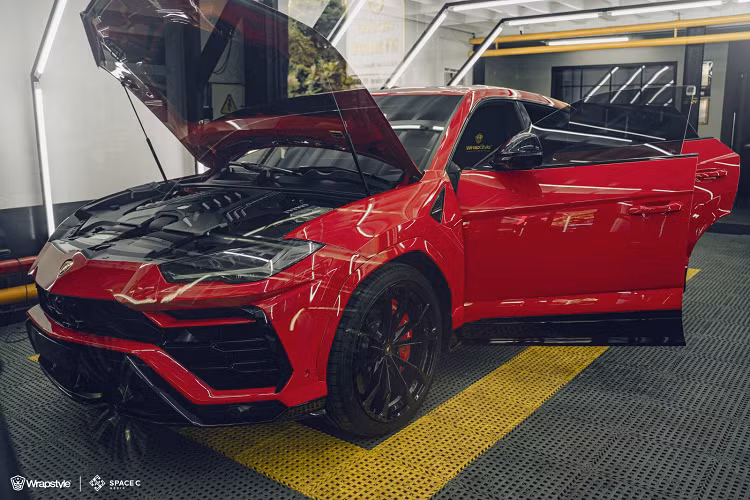 Nội công trên xe siêu SUV Lamborghini Urus của doanh nhân Lâm Đồng sẽ đồng hành cùng hộp số tự động 8 cấp và hệ dẫn động 4 bánh, nhờ đó, chiếc SUV này có thể tăng tốc từ vị trí xuất phát lên 100 km/h trong 3,6 giây trước khi đạt vận tốc tối đa 305 km/h.