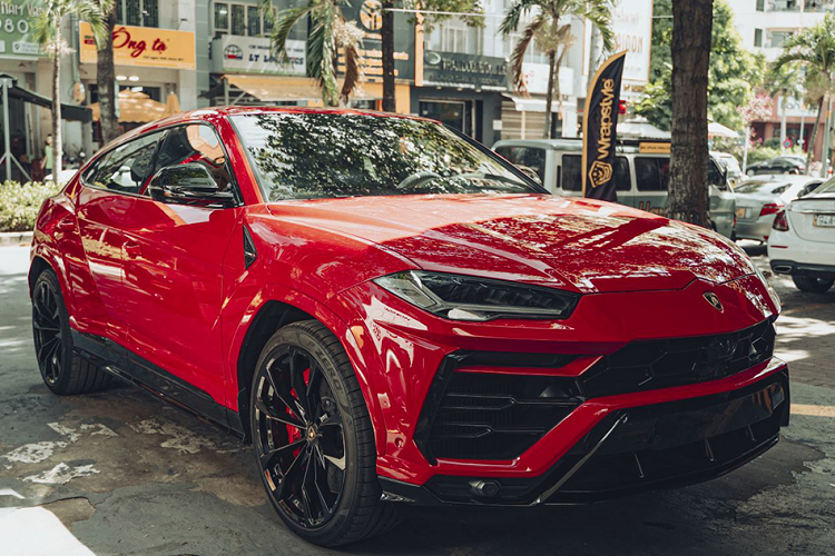 Urus có đến 6 chế độ lái khác nhau được điều chỉnh qua cần gạt Anima như Strada (đường phố), Sport (thể thao) và Corsa (đường đua), Sabbia (đường cát), Terra (việt dã) và Neve (tuyết).