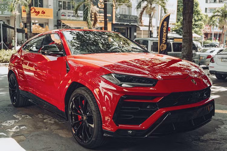 Urus có đến 6 chế độ lái khác nhau được điều chỉnh qua cần gạt Anima như Strada (đường phố), Sport (thể thao) và Corsa (đường đua), Sabbia (đường cát), Terra (việt dã) và Neve (tuyết).