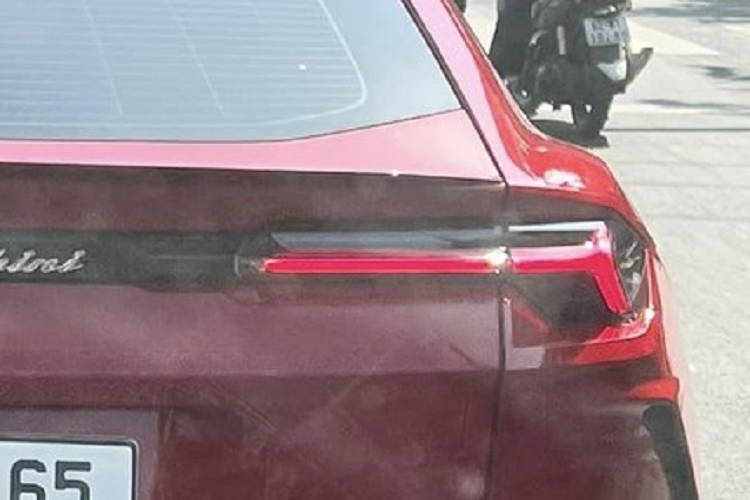 Ngoài màu sơn Rosso Mars, chiếc siêu SUV Lamborghini Urus mang biển số của tỉnh Lâm Đồng còn có nhiều chi tiết sơn đen như lưới tản nhiệt, hốc gió trước/sau, cản trước/sau, tấm ốp hốc gió, nẹp sườn, vỏ gương hay bộ mâm 5 chấu kép cá tính được sơn màu tối cùng kẹp phanh màu đỏ bắt mắt.
