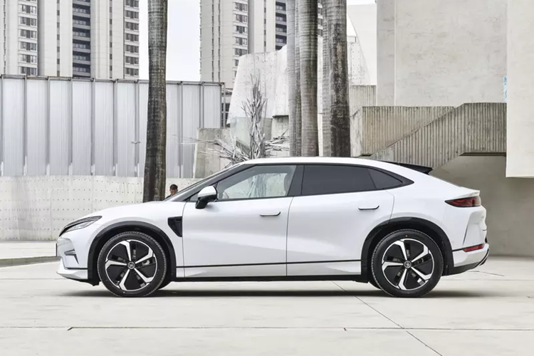 BYD Song L 2023 mới ra mắt với 5 cấu hình, đủ cho bạn lựa chọn, nhiều màu sắc, và giá bán cũng đủ con số, với thấp nhất là 189.800 nhân dân tệ, tương đương 620 triệu đồng, và bản cao nhất được bán với giá 249.800 nhân dân tệ, tương đương 815 triệu đồng.