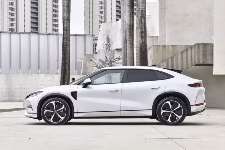 BYD Song L 2023 mới ra mắt với 5 cấu hình, đủ cho bạn lựa chọn, nhiều màu sắc, và giá bán cũng đủ con số, với thấp nhất là 189.800 nhân dân tệ, tương đương 620 triệu đồng, và bản cao nhất được bán với giá 249.800 nhân dân tệ, tương đương 815 triệu đồng.