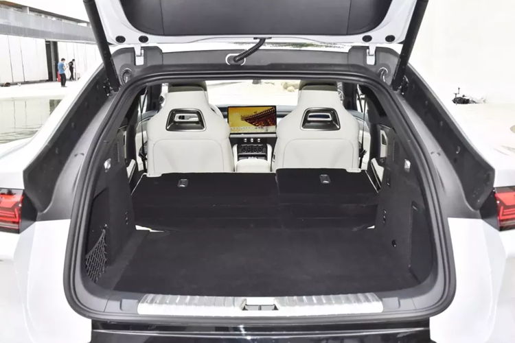 BYD Song L 2023 sử dụng nhiều chất liệu thể thao, tạo ấn tượng mạnh về thị giác, đồng thời, xe mới cũng giới thiệu cửa không khung. Kích thước bảng đồng hồ full LCD 10,25 inch trên xe không hề nhỏ, đồng thời màn hình điều khiển trung tâm 15,6 inch vẫn là hình dáng cổ điển của BYD, xe mới còn được bổ sung thêm AR-HUD 50 inch.