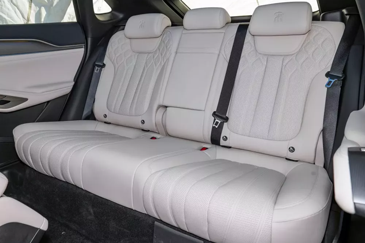 Về nội thất, lần này tông màu tổng thể của toàn bộ khoang lái và khoang hành khách của xe trông mạnh mẽ cao cấp hơn, bên cạnh đó còn được trang bị dải đèn viền bao quanh. Thiết kế nội thất cũng tương đối đơn giản, không còn quá phức tạp và giống một mẫu xe dành cho thị trường quốc tế hơn.