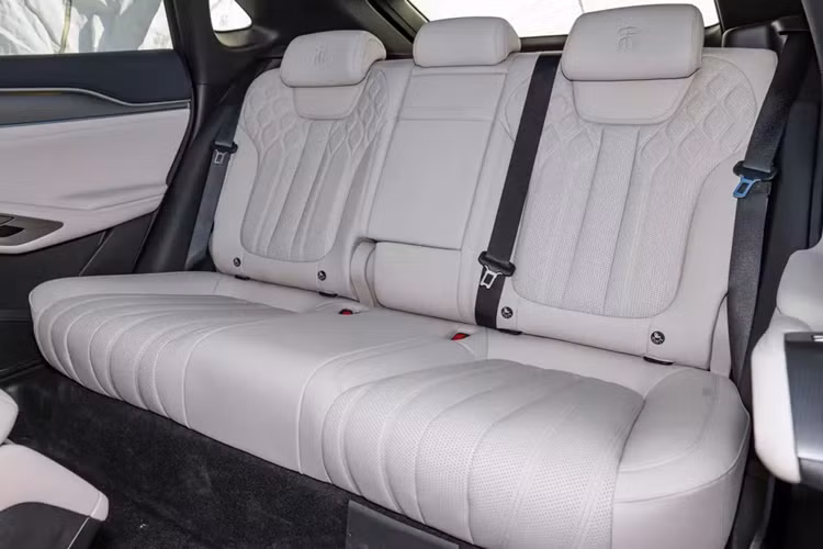 Về nội thất, lần này tông màu tổng thể của toàn bộ khoang lái và khoang hành khách của xe trông mạnh mẽ cao cấp hơn, bên cạnh đó còn được trang bị dải đèn viền bao quanh. Thiết kế nội thất cũng tương đối đơn giản, không còn quá phức tạp và giống một mẫu xe dành cho thị trường quốc tế hơn.